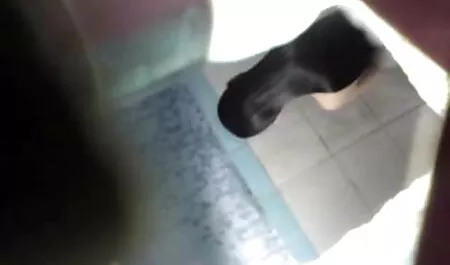 Stepmom سکس از پشت دختر خواهر زاده و دوست پسر جنسی خود را آموزش می دهد.