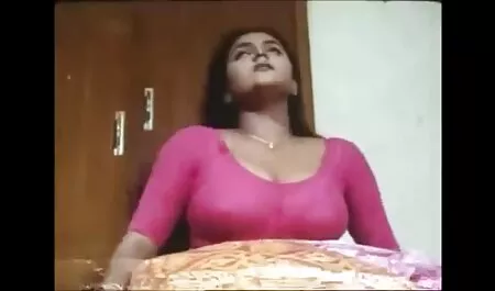 بلوند 18 ساله روی مبل sex دختر با دختر لعنتی می شود.