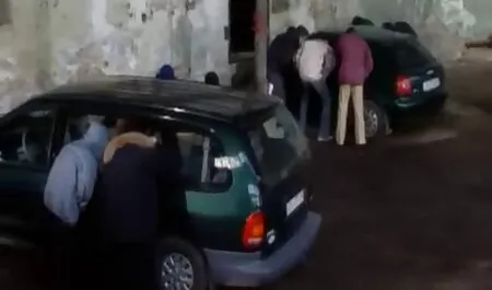 لطفاً مرد با زبان سکس از پشت دختر و واژن.