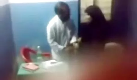 لاتینا سکس دختران زیر سن روی مبل کشید.