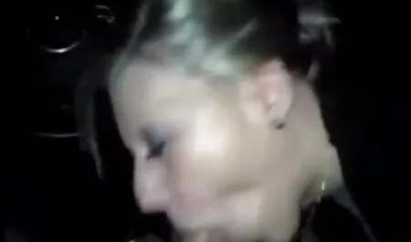 بلوند در سکس پسر دختر کاندوم fucks می کند.