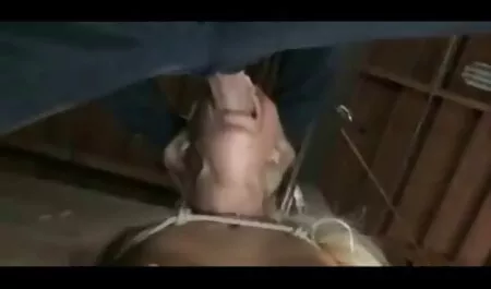 یک زن سیاه عاشق یک داستان سکس دختر با دختر مرد سفیدپوست است.