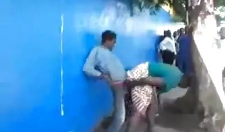 راننده دخترزیباسکس زیبایی ناخوشایند را در اتاق مشاهده می کند.