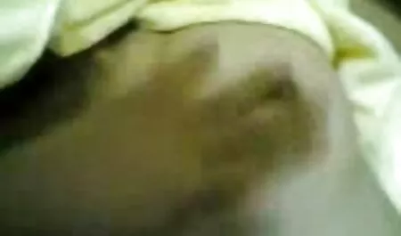 زبان دیک سکس با مادر دوست دختر بزرگ را بلعیده است.