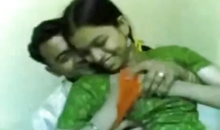 مرد شیک با سکس پسر دختر خال کوبی سبزه می خورد.