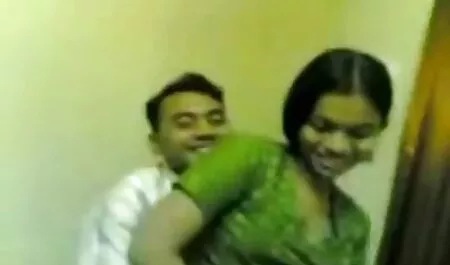 Pikaper بلوند بلوند سکس دختر با دوجنسه به زبان.