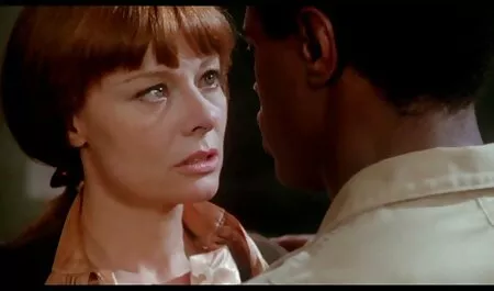 بلوند انگشتانش را در گربه سکس دختر پسر ایرونی می چسباند.