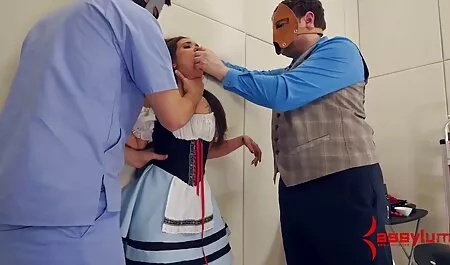 مردی که درپوش است صورت را لمس می کند. کون دادن به دختر