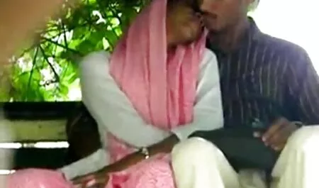 زیبایی در شب خودارضایی می کند. sex دختر باکره