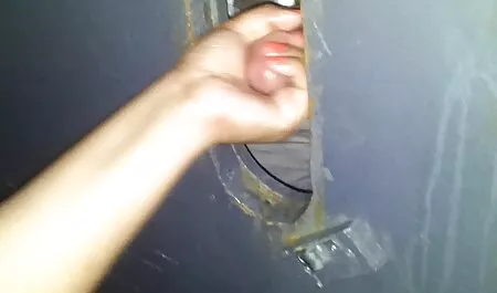 بلوند از سکس مادر دختر و پسر روی زبان می رود.