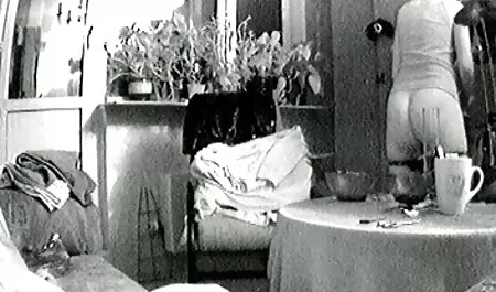 ناتاشا پیدا کردن دختر سکسی مو در اتاق خواب خودارضایی می کند.