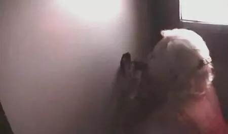 سبزه از خواب آلت تناسلی بیدار می شود. سکس دختر با دوجنسه
