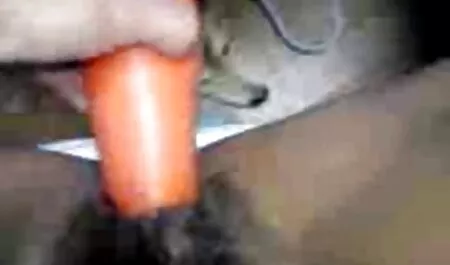 دستکش بلوند به یک از blowjob سکس دختر عینکی می دهد.