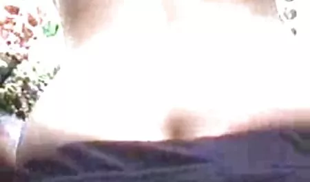 جوانان در اتاق خواب داستان سکس دختر با دختر می خندند.