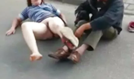 سوفی در حال از سکس با دختر باجناق دست دادن بکارت خود است.
