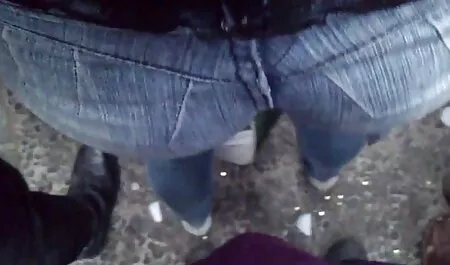 ورزش در جوراب ساق بلند دلقک سکس ازکون دختر و مردان دیگر را می خورد.