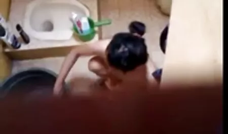 پسر عموی سرخ به دختر با دختر سکس مردی زبان می دهد.