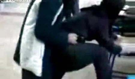 fucks قابل انعطاف با فاک طلایی سکس دختر لاغر روی مبل.